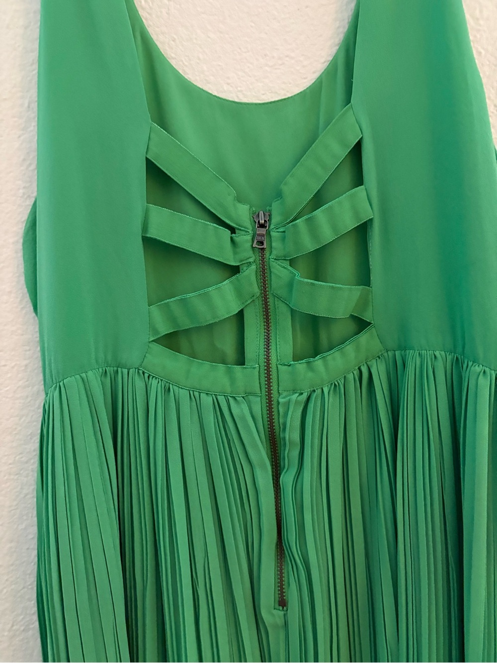 Alice + Olivia Bright Green Silk Pleated Backless Cocktail Dress - Picture 12 of 12